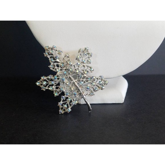DODDS Rhinestone Maple Leaf Brooch - Picture 4 of 10